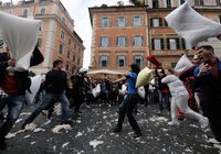 На улицах Рима состоялся 'Бой подушками'