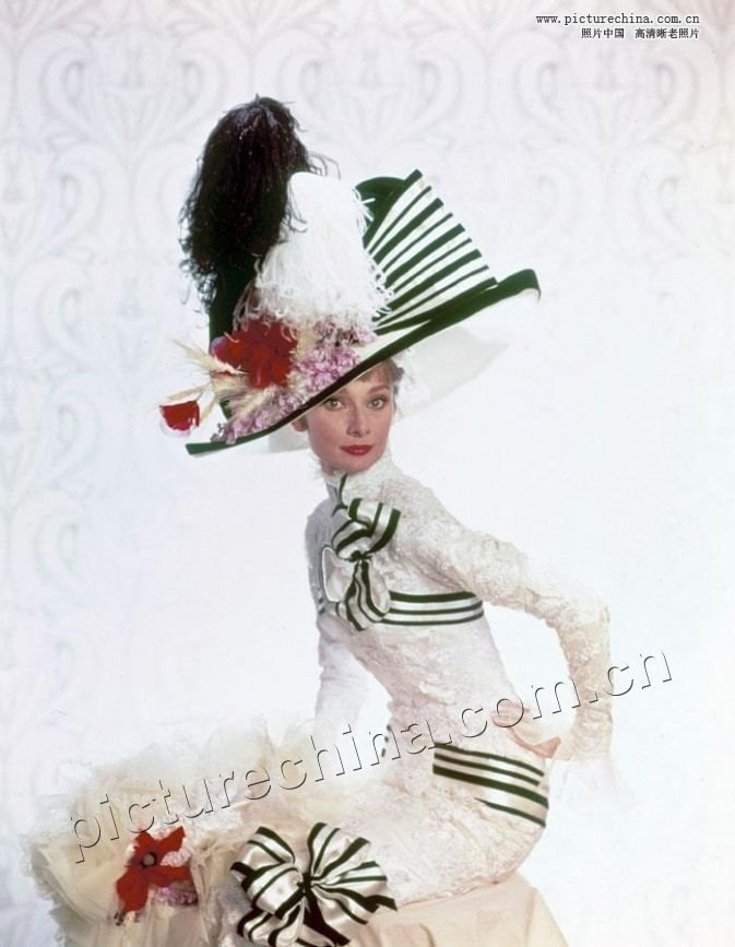 Одри Хепберн в очаровательных белых платьях