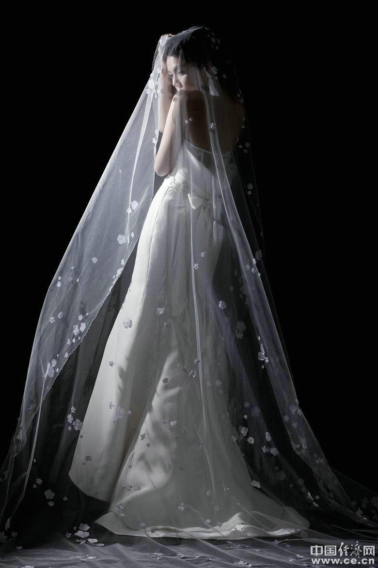 Популярная певица Китая Чэнь Цзяхуа в свадебном платье «Vera Wang»1