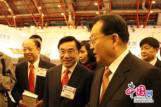 Ли Чанчунь посетил выставочный стенд Китайской международной издательской корпорации на Лондонской книжной ярмарке 