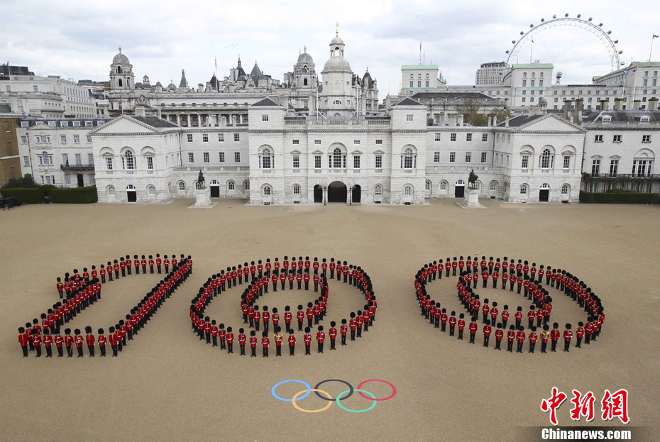18 апреля стал днем обратного отсчета 100 дней до открытия Олимпиады-2012 в Лондоне. На фото: 17 апреля, 250 королевских солдат построились в форме числа «100».