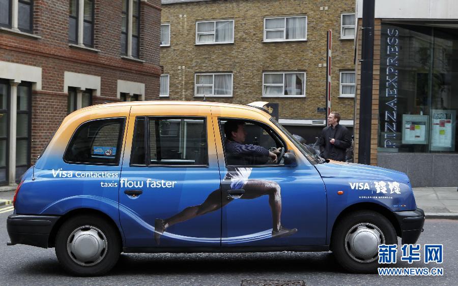 На фото: такси с рекламой официального спонсора Олимпиады - «VISA».