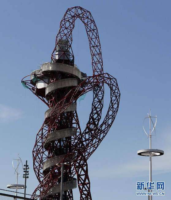 На фото: за Олимпийским стадионом установлены ветряные турбины, которые могут вырабатывать электроэнергию и предоставлять часть электроэнергии для освещения (снято 16 апреля).