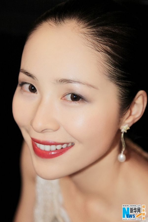 Красотка Цзян Иянь с прекрасным макияжем
