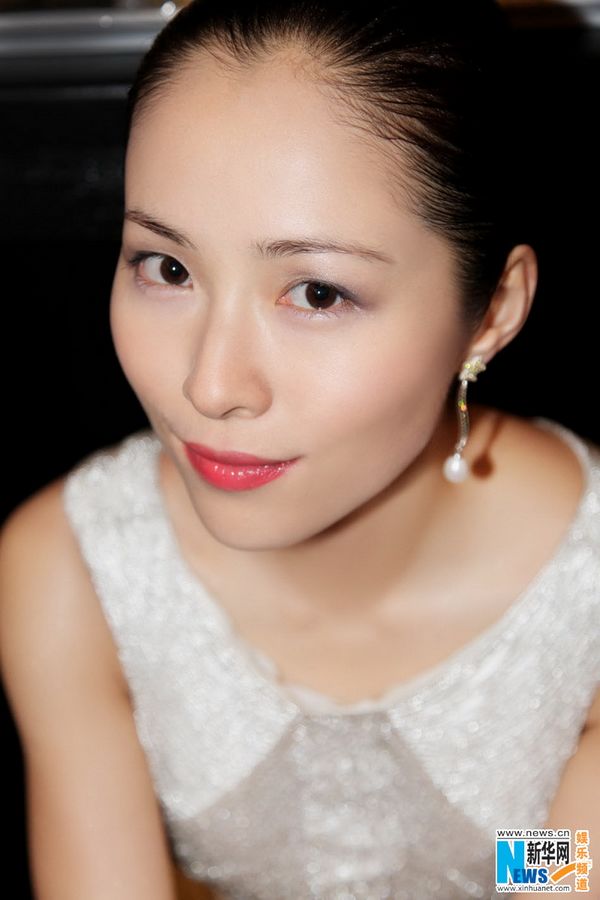 Красотка Цзян Иянь с прекрасным макияжем