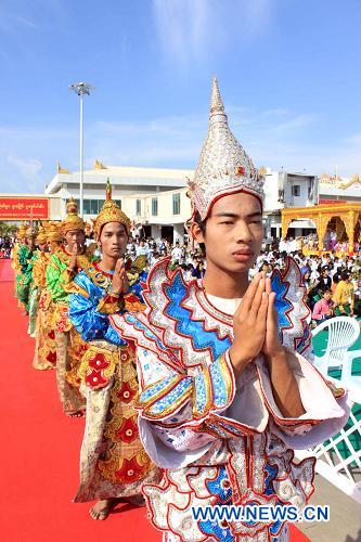Ларец со Священным Зубом Будды доставлен обратно в Пекин из Мьянмы, где ему поклонилось рекордное количество людей -- 4 млн1