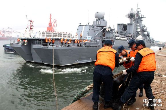 Флагманский корабль ТОФ РФ 'Варяг' зашел в порт Циндао в сопровождении группы российских военных кораблей2