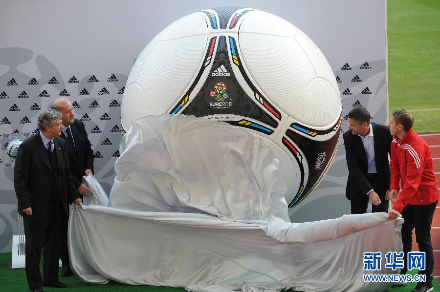 23 апреля огромная модель футбольного мяча для Евро-2012 была продемонстрирована перед Олимпийским стадионом в Киеве Украины. 