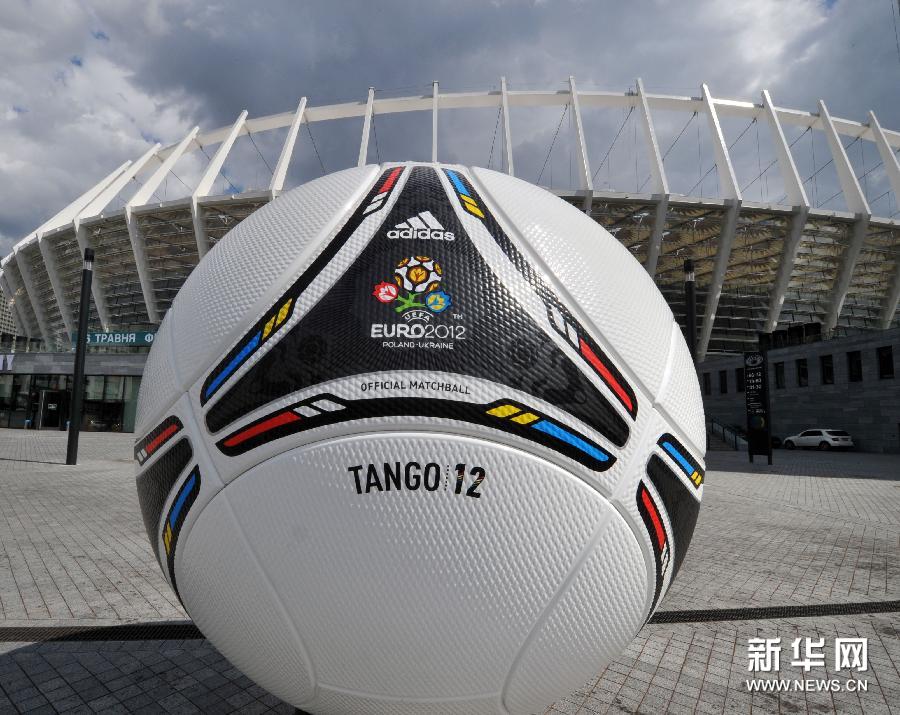23 апреля огромная модель футбольного мяча для Евро-2012 была продемонстрирована перед Олимпийским стадионом в Киеве Украины. 