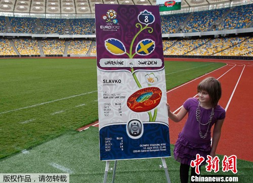 На фото: 23 апреля, 9-летняя украинская девочка по фамилии Ковтун получила первый билет на матч Евро-2012. 