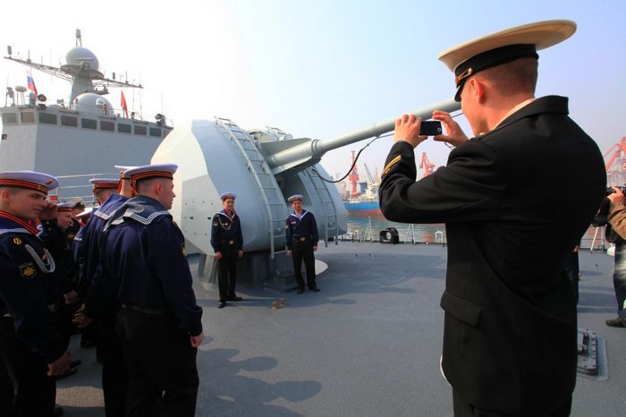 Офицеры и солдаты ВМС России посетили китайские корабли
