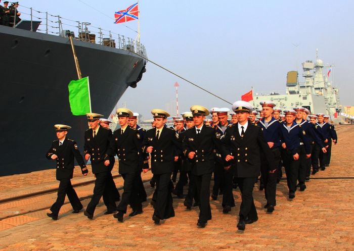 Офицеры и солдаты ВМС России посетили китайские корабли