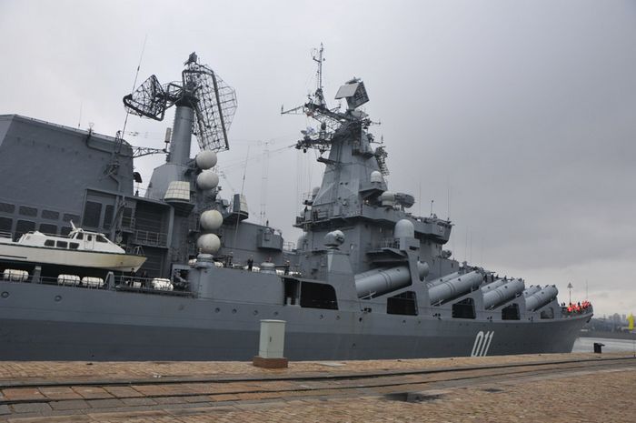 Близко к ракетному крейсеру «Варяг» ВМС России в порту г. Циндао
