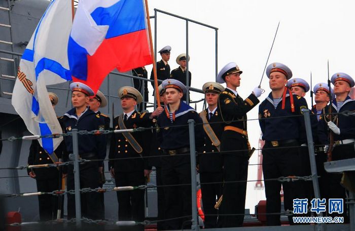 Близко к ракетному крейсеру «Варяг» ВМС России в порту г. Циндао