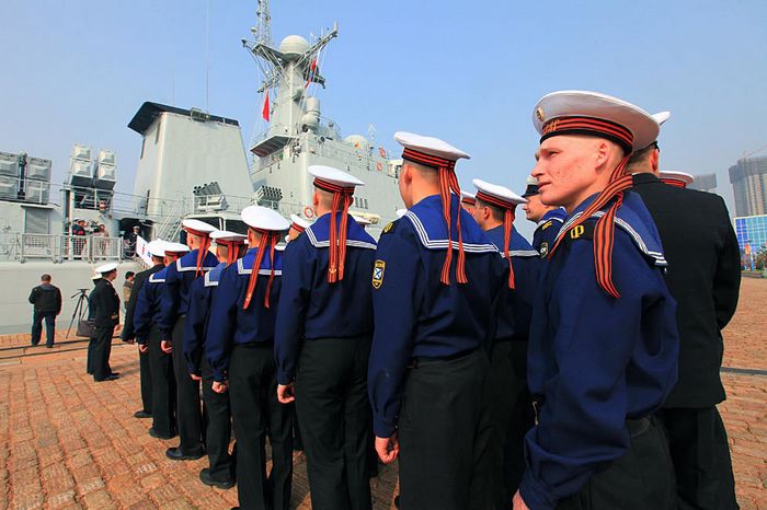 Офицеры и солдаты ВМС Китая и России посетили корабли друг друга
