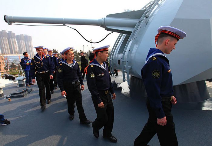 Офицеры и солдаты ВМС Китая и России посетили корабли друг друга