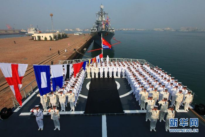 На военных кораблях России была проведена церемония поднятия государственных флагов КНР в честь празднования 63-летия создания ВМС НОАК
