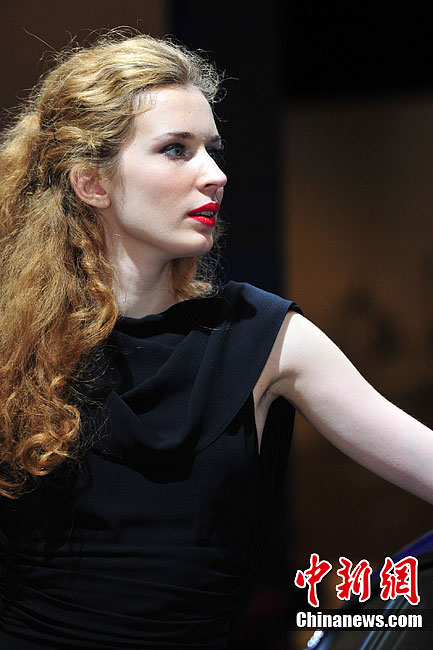 Фото: красивые иностранные девушки-модели на Пекинском автосалоне 