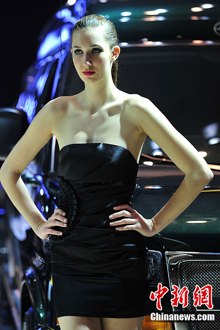 Фото: красивые иностранные девушки-модели на Пекинском автосалоне 