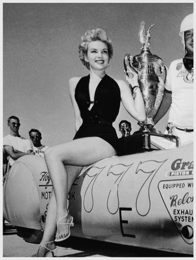 Старые фото: автомобили и сексуальные девушки-модели 