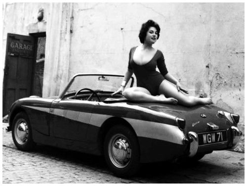 Старые фото: автомобили и сексуальные девушки-модели 