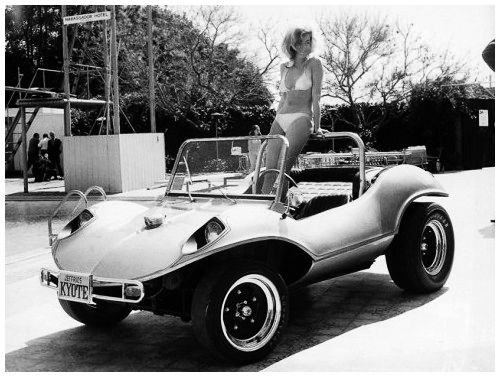 Старые фото: автомобили и сексуальные девушки-модели 