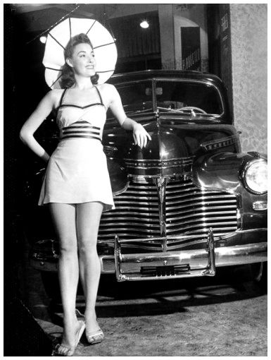 Старые фото: автомобили и сексуальные девушки-модели 