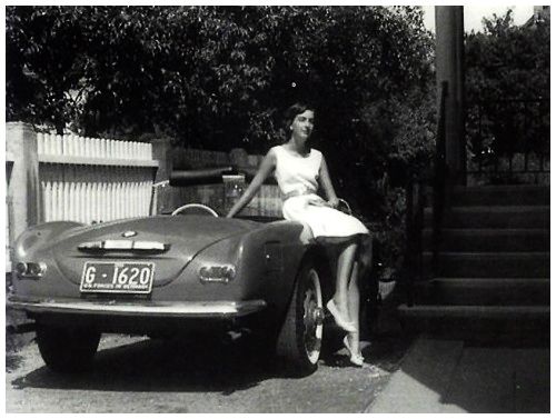 Старые фото: автомобили и сексуальные девушки-модели 