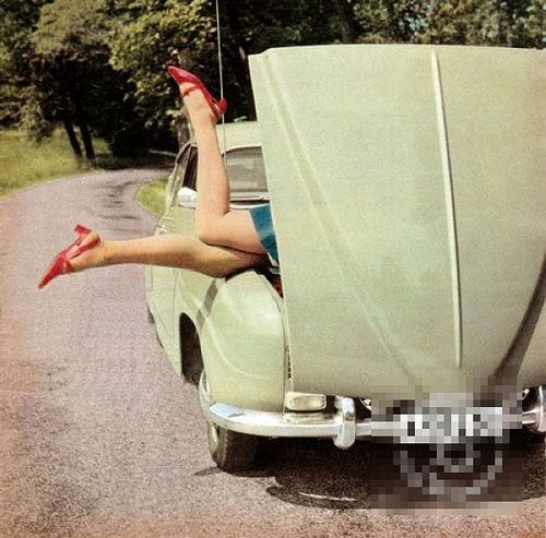 Старые фото: автомобили и сексуальные девушки-модели 