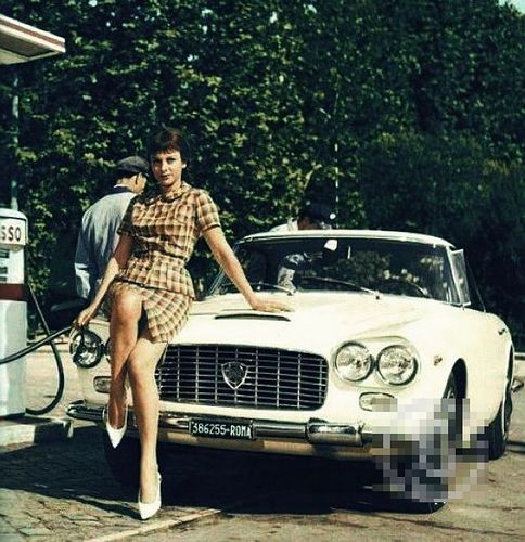 Старые фото: автомобили и сексуальные девушки-модели 