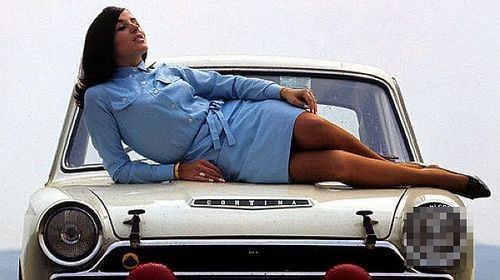 Старые фото: автомобили и сексуальные девушки-модели 