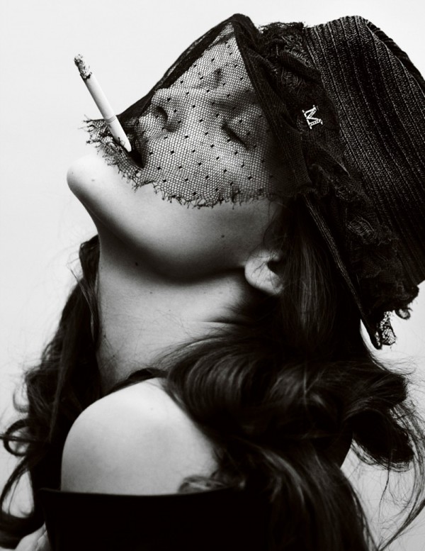 Сексуальная Летиция Каста попала на «Vogue» французской версии