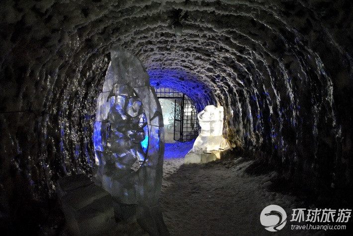Ледяные скульптуры в парке «Планета Якутия» России