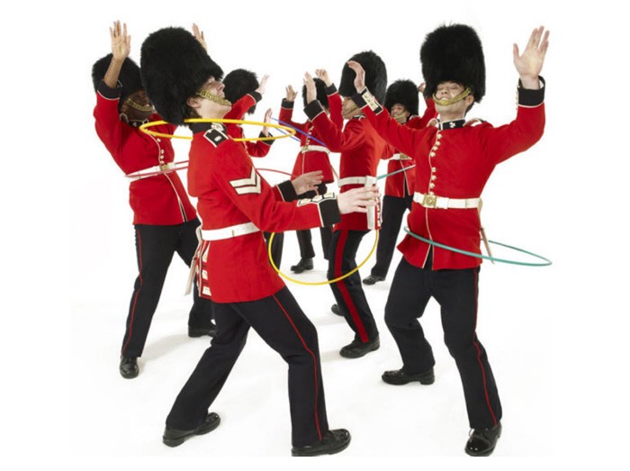С приближением Олимпиады-2012 в Лондоне фотограф Гидеон Харт сделал несколько смешных фотографий, связывающих Колдстримский полк королевской гвардии и Олимпийские игры вместе.