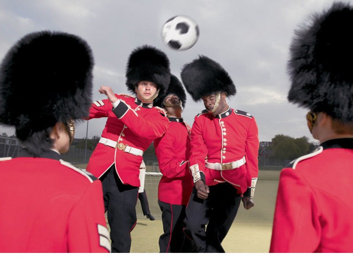 С приближением Олимпиады-2012 в Лондоне фотограф Гидеон Харт сделал несколько смешных фотографий, связывающих Колдстримский полк королевской гвардии и Олимпийские игры вместе.