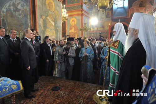 6 мая в Москве, за день до проведения церемонии инаугурации, новый президент РФ Владимир Путин отстоял церковную службу. 