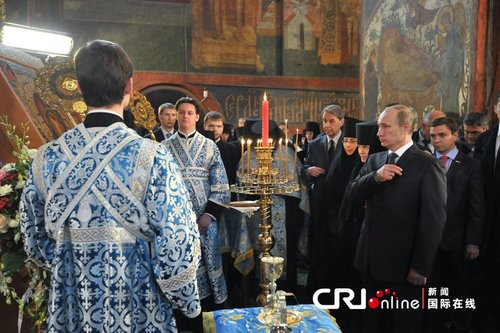 6 мая в Москве, за день до проведения церемонии инаугурации, новый президент РФ Владимир Путин отстоял церковную службу. 