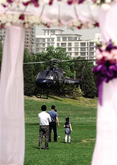 В первой половине 6 мая в Пекине состоялась встреча новобрачных на вертолете, под благословение родственников и друзей новобрачные вышли из вертолета. 