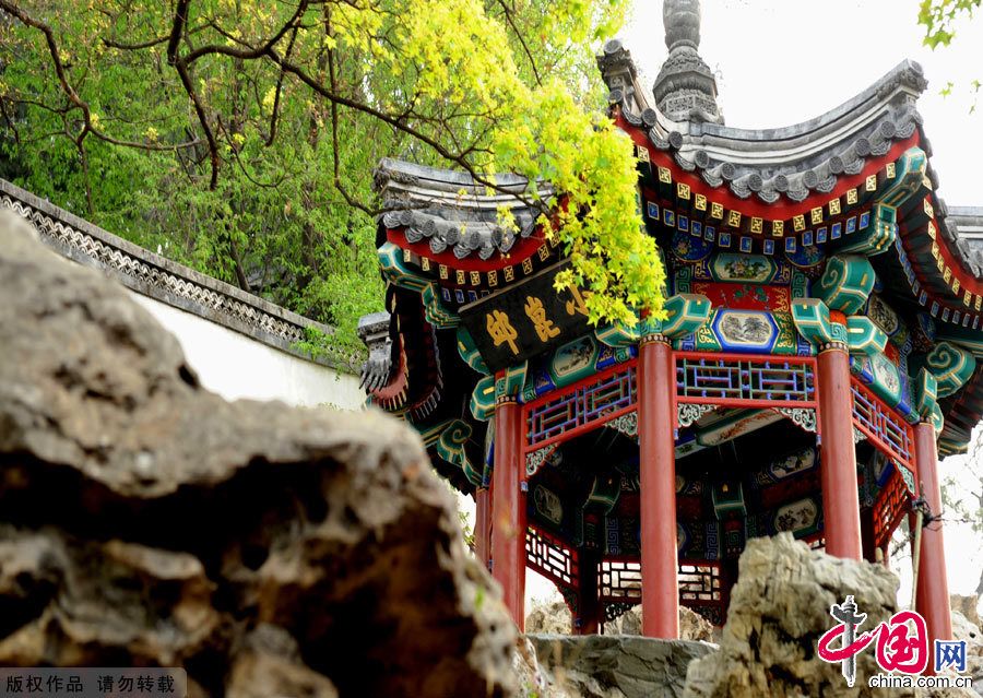 Чарующие весенние пейзажи острова Цюнхуадао в парке Бэйхай Пекина