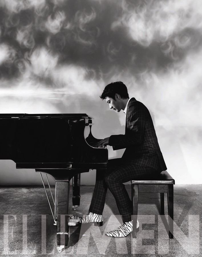Фото: Талантливый певец Ван Лихун на обложке журнала 5