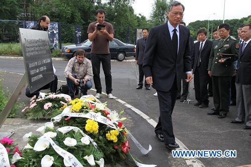 Посольство КНР в Сербии провело траурную церемонию в память по Шао Юньхуань и другим жертвам бомбардировки старого посольства