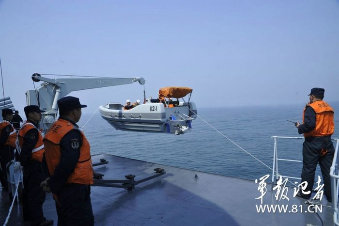 Учения Флота Северного моря Китая по реагированию в чрезвычайных ситуациях и оборонительным операциям. На снимке: корабли в ходе учений.