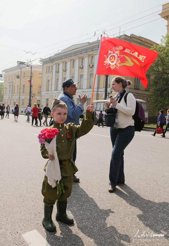 День победы: дети, цветы и ветераны