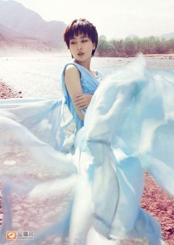 Красавица Ма Су в синей юбке