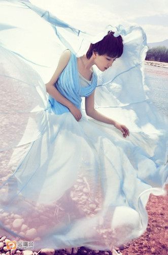 Красавица Ма Су в синей юбке