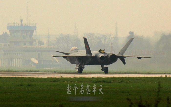 Снимки последнего испытательного полета истребителя «Цзянь-15» 