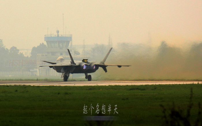 Снимки последнего испытательного полета истребителя «Цзянь-15»