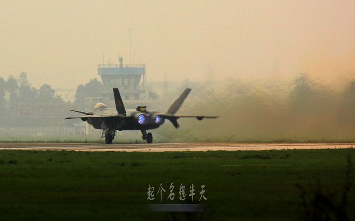 Снимки последнего испытательного полета истребителя «Цзянь-15»