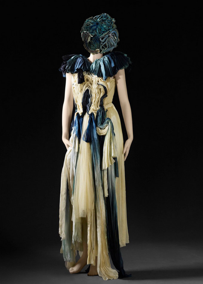 В британском музее пройдет выставка нарядных платьев4