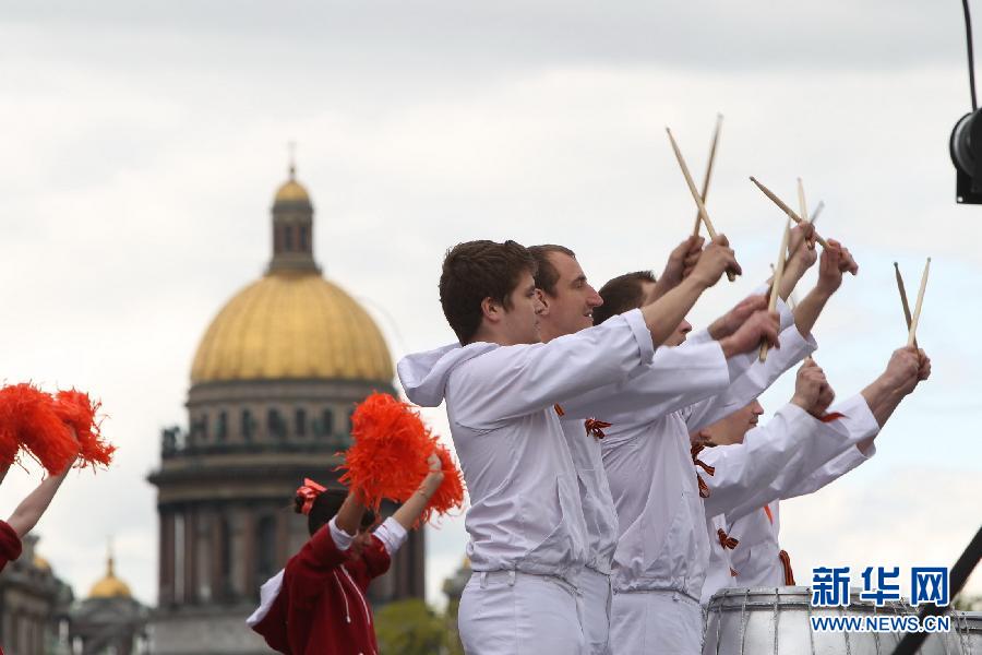 На фото: на сцене перед Эрмитажем в Санкт-Петербурге барабанщики болеют за участников соревнований по бегу.